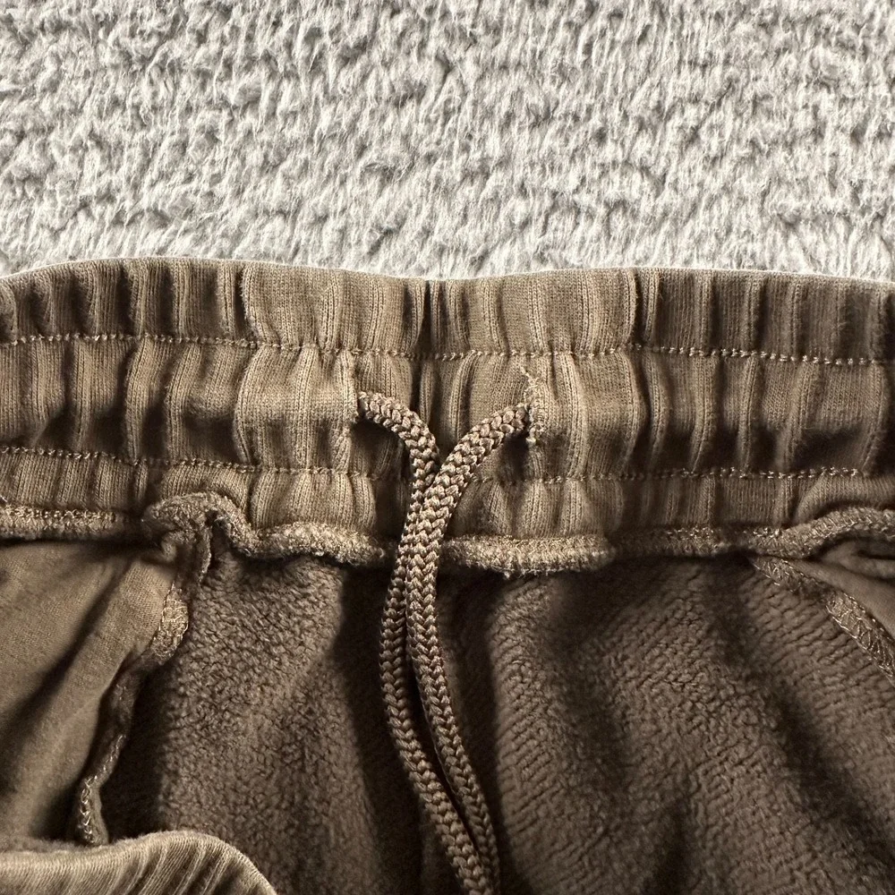 ALO Yoga Courtside Tearaway Side Snap Button Pant Womens Size S Olive Lounge